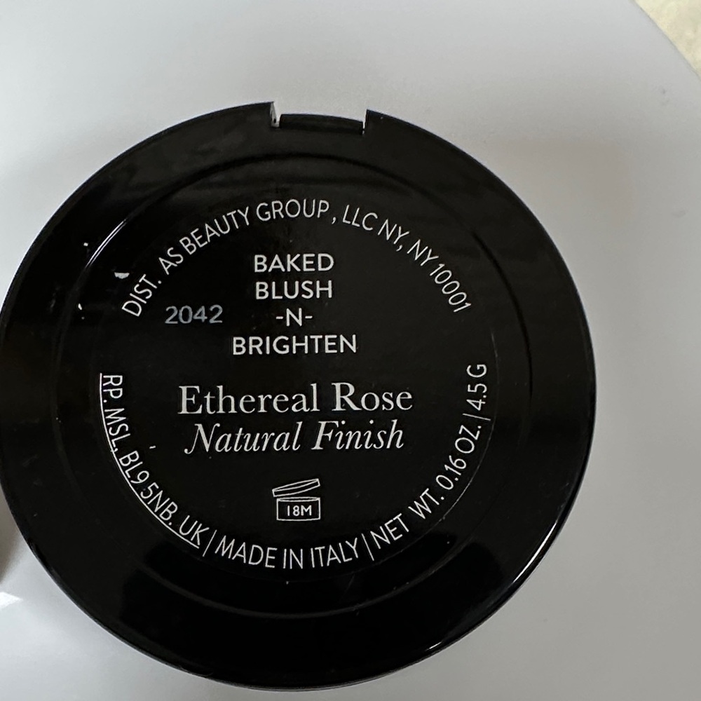 Laura Geller Baked Marbleized Blush in Ethereal Rose. With brush. - Picture 5 of 9